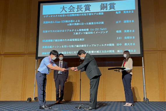 Graduate School and Associate Professor Hidemi Kamezawa from the Graduate Graduate School of Health Sciences of our university received the Bronze President's Award at the 124th Academic Conference of the Japanese Society of Medical Physics.
